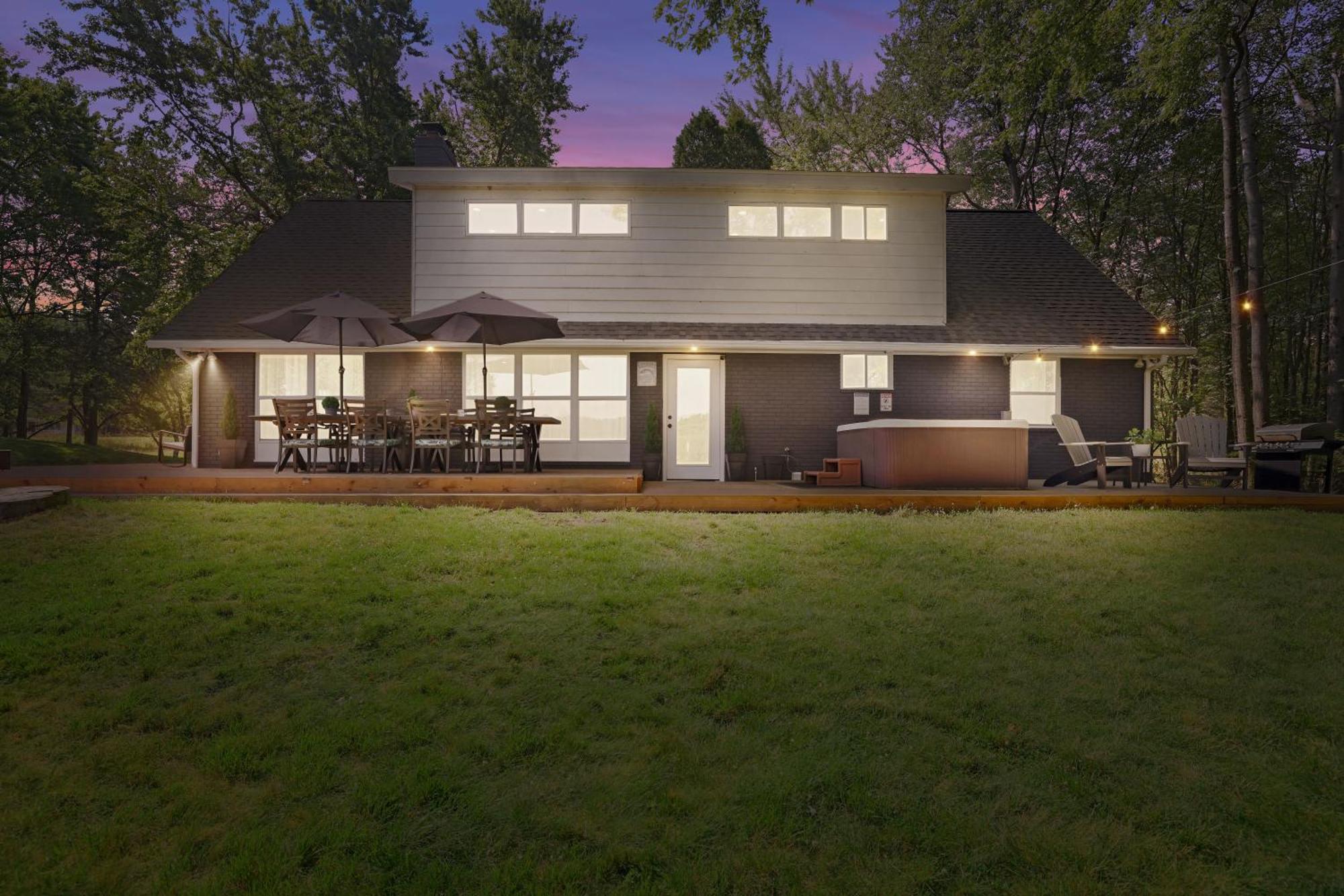 Poconos Brand New Lakefront Oasis 1 Acre, Hottub Gameroom Firepits Talk About Privacy Albrightsville ภายนอก รูปภาพ
