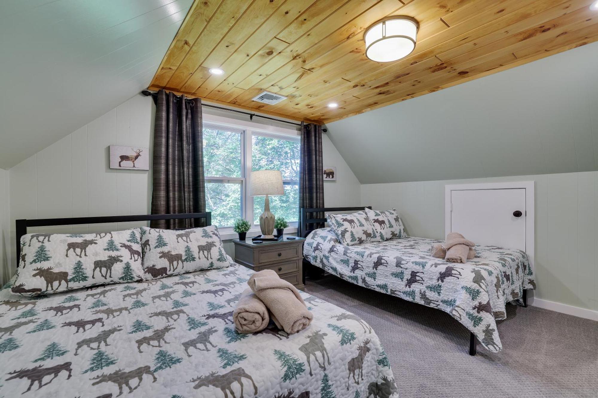 Poconos Brand New Lakefront Oasis 1 Acre, Hottub Gameroom Firepits Talk About Privacy Albrightsville ภายนอก รูปภาพ