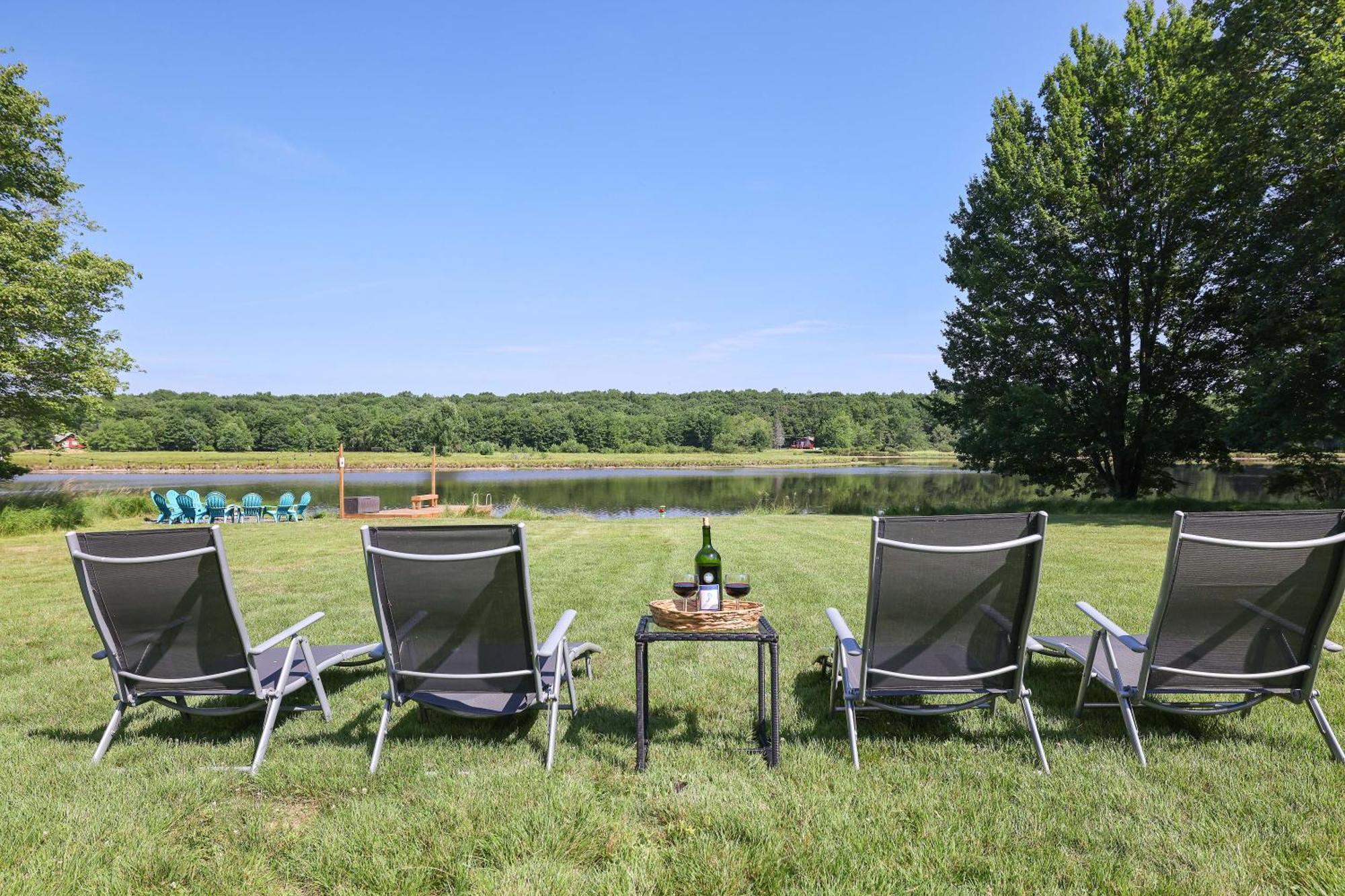 Poconos Brand New Lakefront Oasis 1 Acre, Hottub Gameroom Firepits Talk About Privacy Albrightsville ภายนอก รูปภาพ